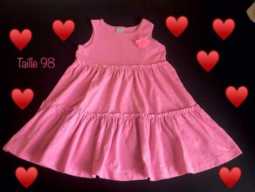 Robe rose en T 98♥️✅♥️ 3 euros️ Voir autres annonces️️️️️️️️ disponible aux enchères