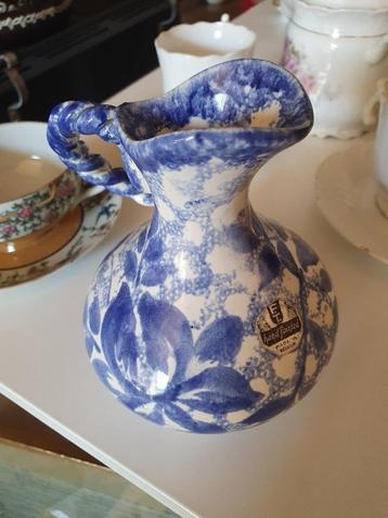 Fraaie keramische vaas/kan, F.T. Handpainted Belgium, Enlèvement