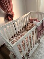 Babybed wit met babymatras Ikea “HIMLAVALV”., Kinderen en Baby's, Babyparken, Ophalen, Zo goed als nieuw