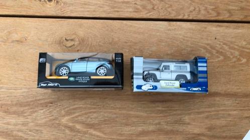 Lot de 2 voitures 1:32 Land Rover Defender et Évoque, Kinderen en Baby's, Speelgoed |Speelgoedvoertuigen, Zo goed als nieuw, Ophalen of Verzenden