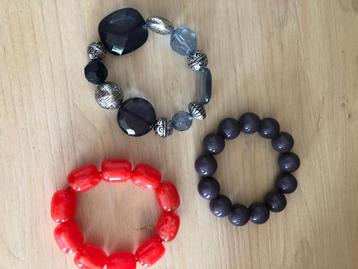 Armbandjes en oorbellen beschikbaar voor biedingen