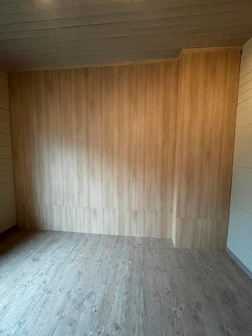 Houten platen tegen muur gespijkerd bijna gratis disponible aux enchères