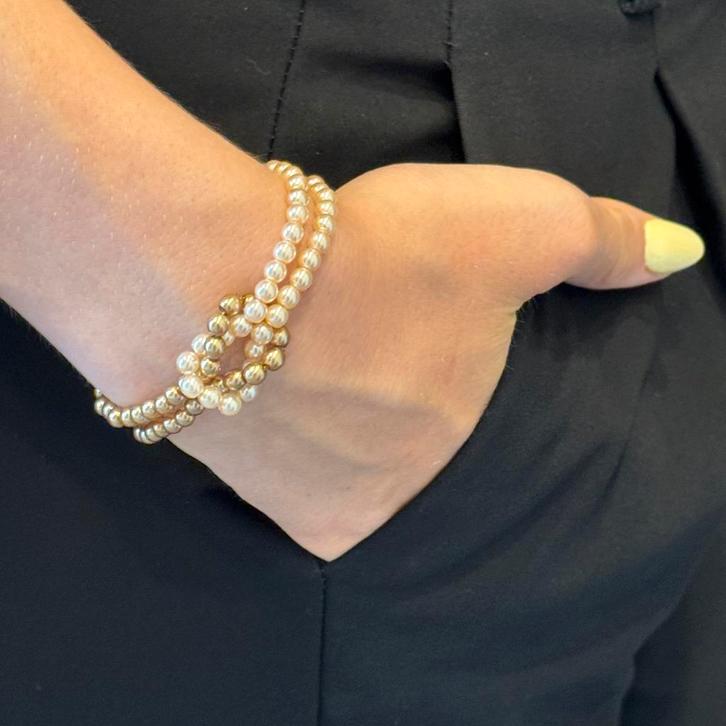 Vleeskleurige en gouden parelarmband, Handtassen en Accessoires, Armbanden, Nieuw, Overige materialen, Overige kleuren, Met bedels of kralen