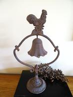 Grande cloche sur pied, avec coq. Fonte. Vintage, Enlèvement ou Envoi