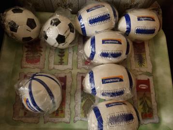8 Hansaplast ballen van zacht schuim beschikbaar voor biedingen