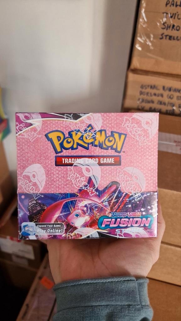 Fusion Strike booster box, Hobby en Vrije tijd, Verzamelkaartspellen | Pokémon, Booster, Ophalen of Verzenden
