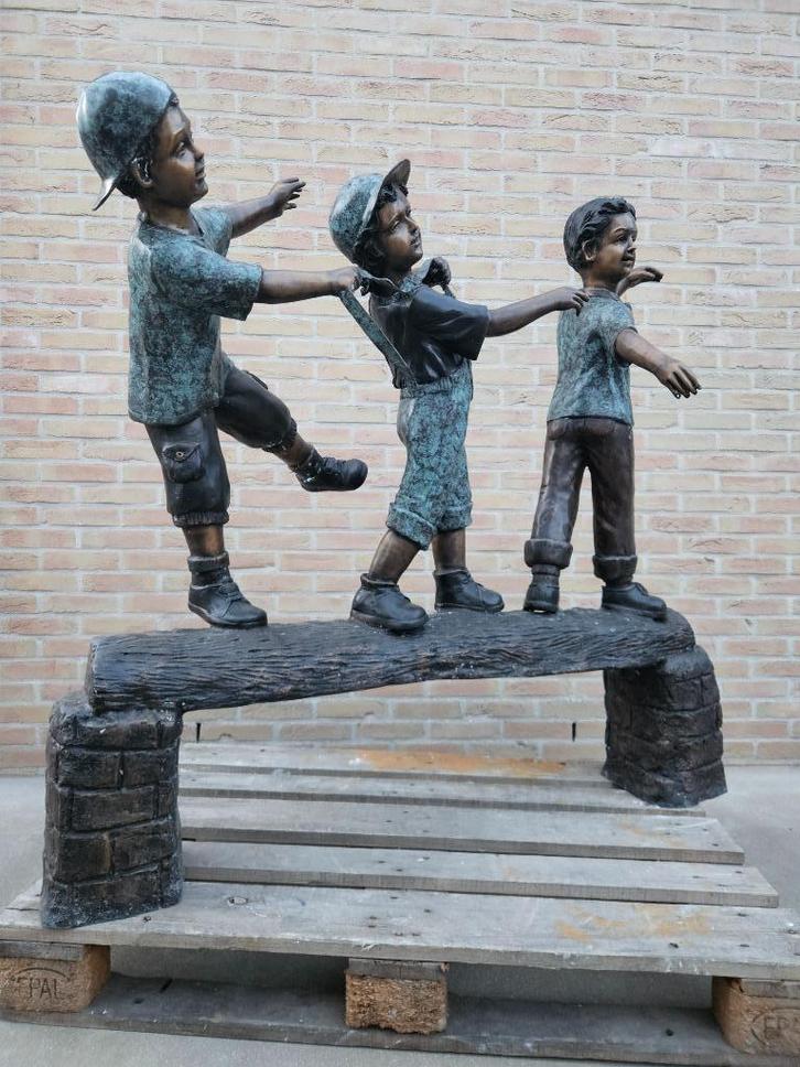 BRONZEN TUINBEELD 3 KINDEREN OP BOOMSTAM LAGE PRIJS !!!, Tuin en Terras, Tuinbeelden, Nieuw, Mensenbeeld, Overige materialen, Ophalen of Verzenden
