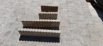BETONNEN boordstenen in de vorm aaneengesloten cilindertjes beschikbaar voor biedingen