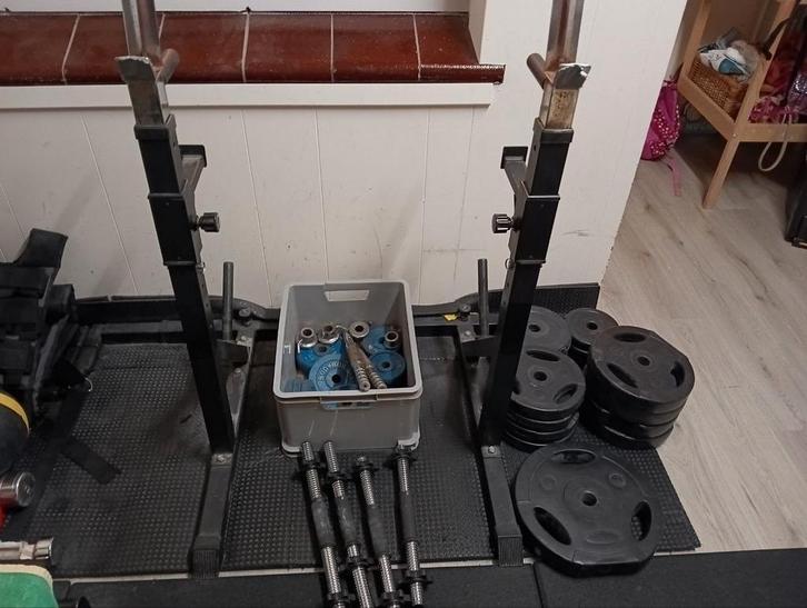 Squat/bench rek met dumbells. Perfect voor beginners, Sport en Fitness, Fitnessmaterialen, Ophalen