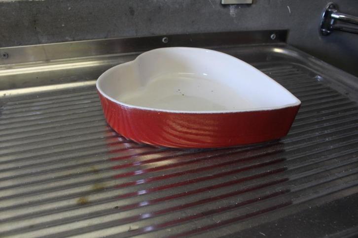 Ovenschaal hartvormig. Kan ook als bloempot, Huis en Inrichting, Keuken | Servies, Gebruikt, Kom(men), Overige stijlen, Aardewerk