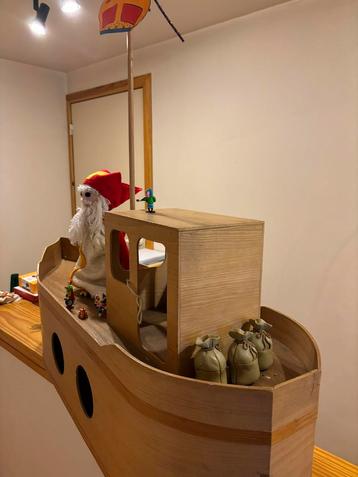 Houten speelboot van Sinterklaas beschikbaar voor biedingen