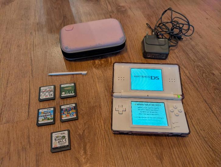 Nintendo DS lite met spelletjes, Games en Spelcomputers, Spelcomputers | Nintendo DS, Gebruikt, DS Lite, Roze, Met games, Met beschermhoes of tas