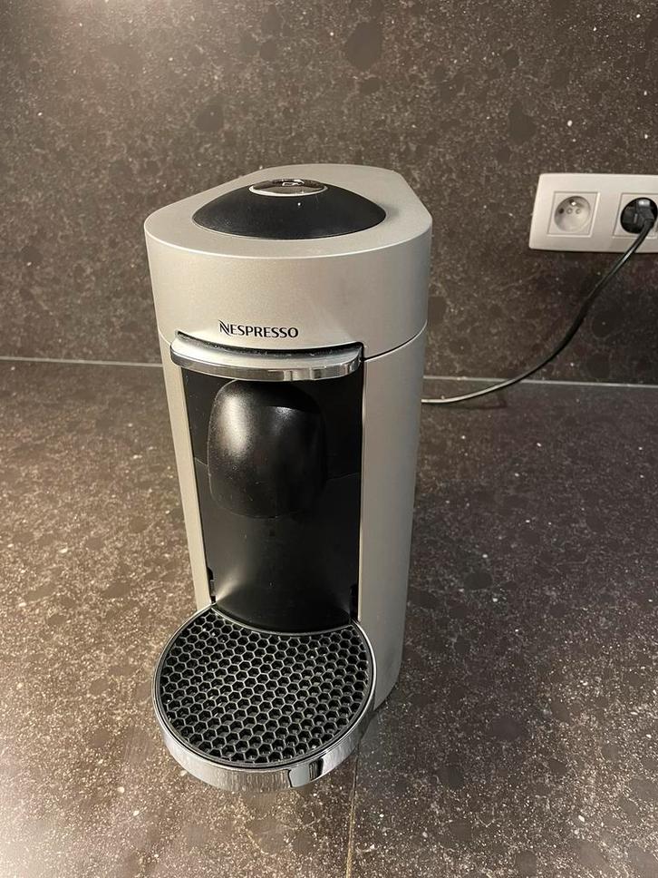 Machine à café Nespresso Vertuo, Elektronische apparatuur, Koffiezetapparaten, Zo goed als nieuw, Koffiepads en cups, Espresso apparaat