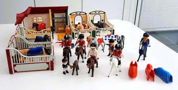 Playmobil 14 paarden 7 ruiters en 5 paardenstallen.