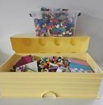 Lego opbergbox met 8 noppen met Lego en 26 tal figuren, Ophalen of Verzenden, Lego