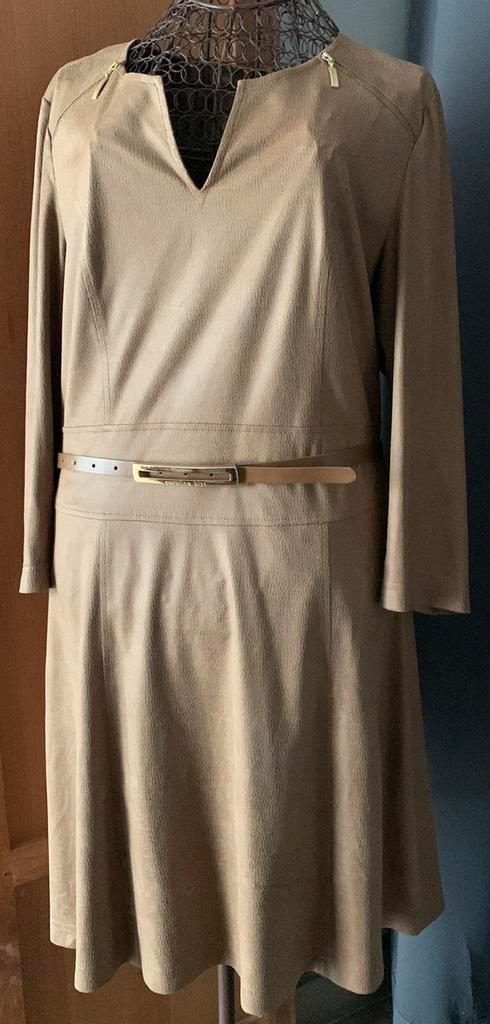 Caroline Biss 42  mooie verfijnde jurk met details, Kleding | Dames, Jurken, Zo goed als nieuw, Maat 42/44 (L), Bruin, Ophalen of Verzenden
