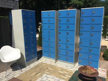 Degelijke 16 - deurs lockers / vakkenkasten / GSM - kluisjes beschikbaar voor biedingen