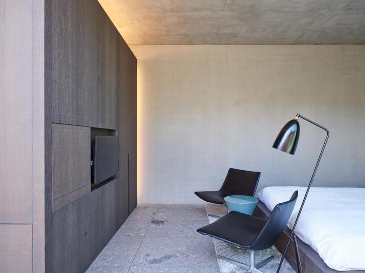 Arper Catifa 80 Lounge chair, Huis en Inrichting, Stoelen, Gebruikt, Vier, Leer, Metaal, Zwart, Ophalen