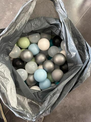 Plastic ballen 4 kleuren, meer dan 190 stuks beschikbaar voor biedingen