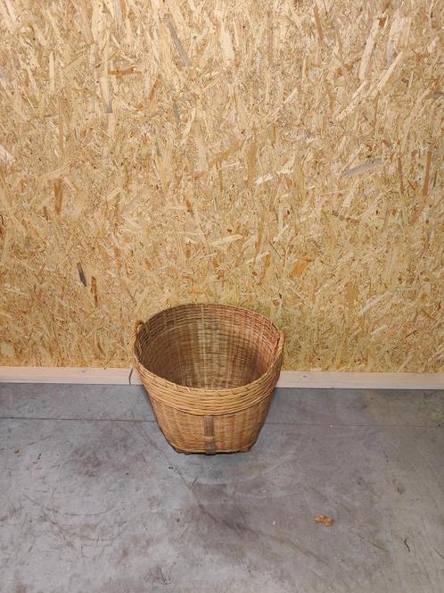 Rieten mand met houten versteviging – decoratief, Huis en Inrichting, Woonaccessoires | Schalen en Manden, Gebruikt, Mand, Ovaal