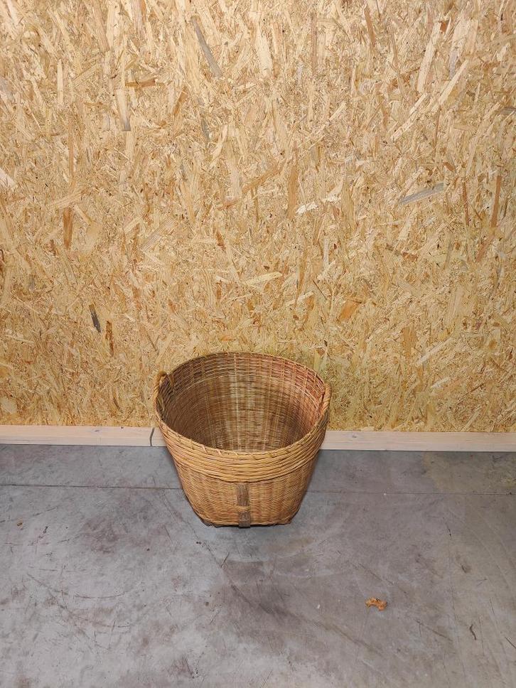 Rieten mand met houten versteviging – decoratief, Huis en Inrichting, Woonaccessoires | Schalen en Manden, Gebruikt, Mand, Ovaal