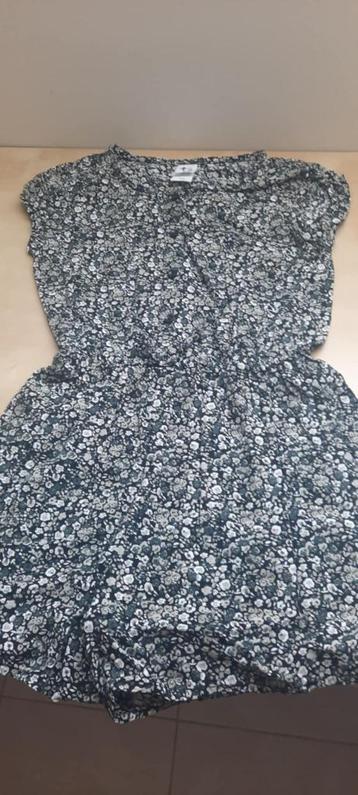 Playsuit, zwart met grijze en witte bloempjes op. Zo goed al beschikbaar voor biedingen