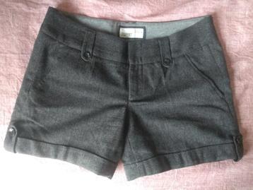 Geklede donkergrijze korte broek beschikbaar voor biedingen