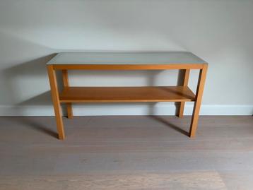 Houten tafeltje met glazen blad beschikbaar voor biedingen