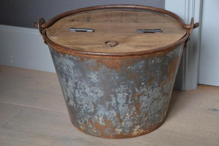 Oude Emmer met Klepdeksel - Vuilbakje - LANDELIJK, Huis en Inrichting, Woonaccessoires | Prullenbakken, Zo goed als nieuw, Metaal