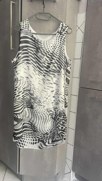 ROBE neuve imprimée blanc noir XL, Boutique parisienne, Enlèvement ou Envoi, Neuf, Autres couleurs