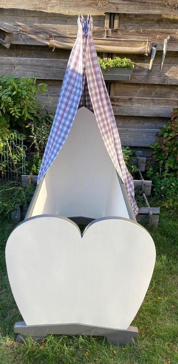Vintage babywiegje beschikbaar voor biedingen