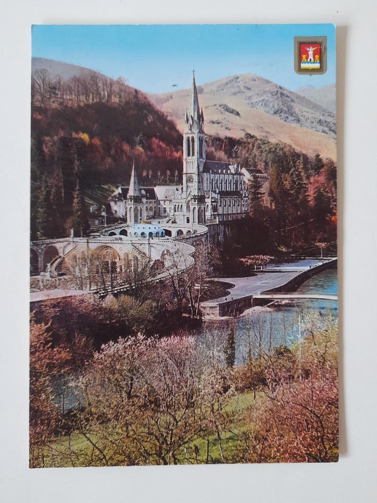Postkaart Lourdes - basiliek en rivier Gave, Ophalen of Verzenden, 1980 tot heden, Gelopen, Frankrijk