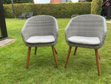 2 wicker kuipzetels met kussen beschikbaar voor biedingen