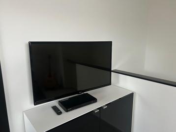 LG 42LN5204 TV + Vogel's draaibaar + Pioneer DVD beschikbaar voor biedingen