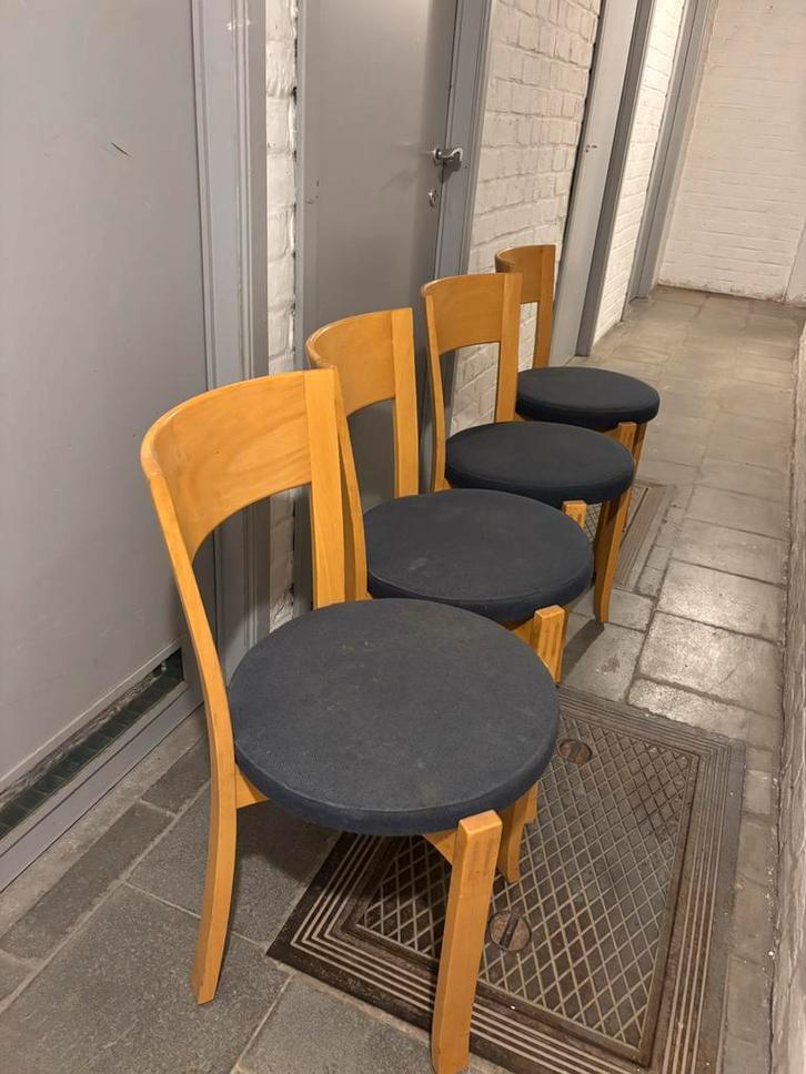 Set van 4 houten stoelen in honinghoutkleur., Huis en Inrichting, Stoelen, Gebruikt, Vier, Hout, Stof, Bruin, Ophalen