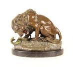 leeuw verplettert een slang , brons beeld , leeuw, Antiek en Kunst, Kunst | Beelden en Houtsnijwerken, Ophalen of Verzenden