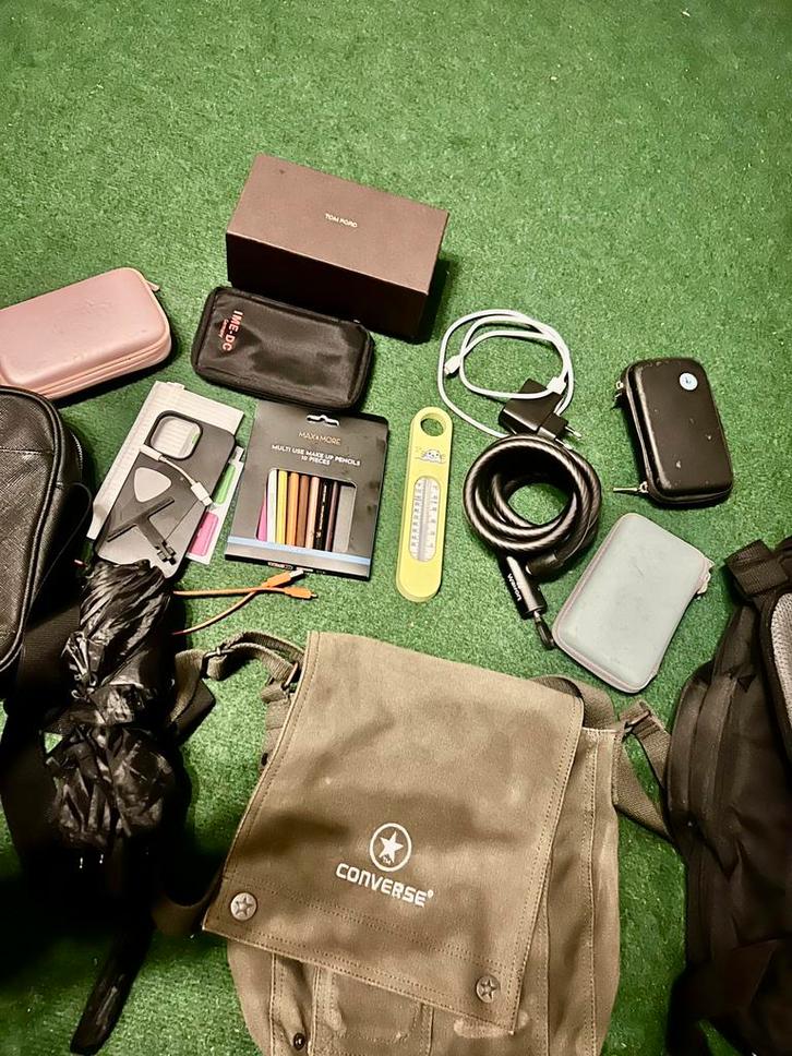 Verkoop van diverse artikelen, tassen, hoezen, koffers, Handtassen en Accessoires, Tassen | Schoudertassen, Zo goed als nieuw