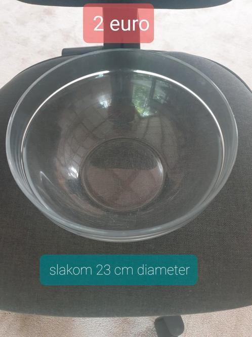 Glazen slakom in prima staat (23 cm diameter), Huis en Inrichting, Keuken | Servies, Zo goed als nieuw, Ophalen of Verzenden