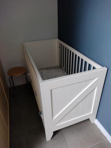 Verstelbaar babybed beschikbaar voor biedingen