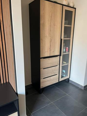 Eetkamer kast beschikbaar voor biedingen