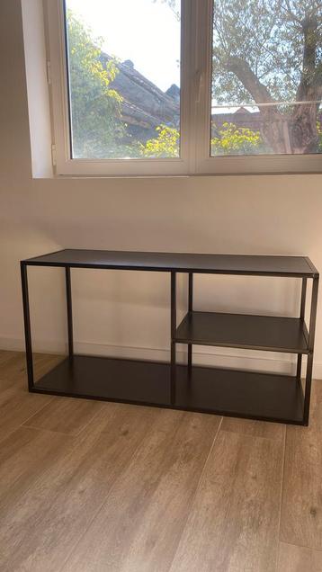 Zwarte bijzettafel, kast beschikbaar voor biedingen