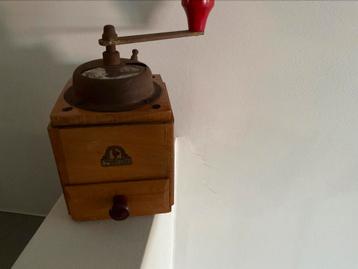 Vintage koffiemolen beschikbaar voor biedingen