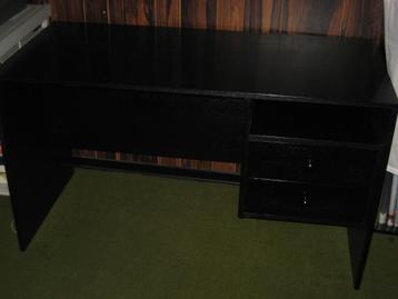 Zwarte houten bureau