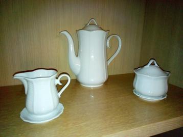 25 delig Wit koffieservies beschikbaar voor biedingen