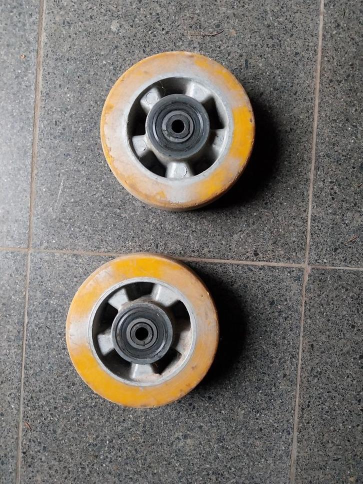 2 volle sterke transport/kar bokwielen., Doe-het-zelf en Bouw, Zwenkwielen, Gebruikt, Ophalen