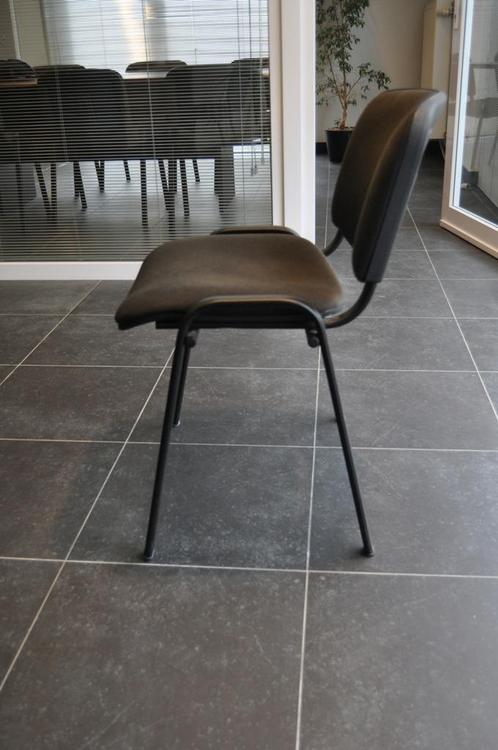 Torhout : zwarte stoelen - stapelbaar - per 4 tot 14 stuks, Huis en Inrichting, Stoelen, Gebruikt, Vijf, Zes of meer stoelen, Stof