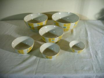 Nest van vintage schalen beschikbaar voor biedingen