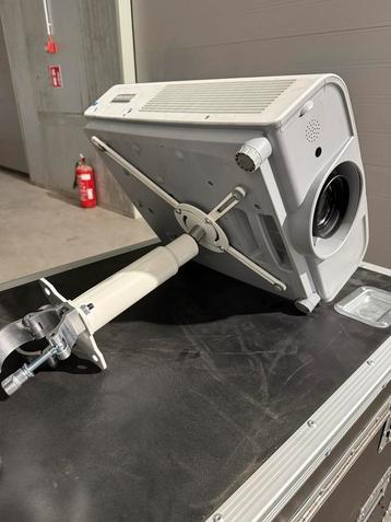 Sanyo PLC-XT25 beamer met wide lens en beugel beschikbaar voor biedingen