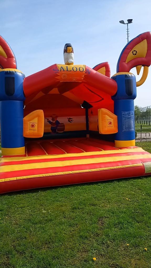 springkasteel 5m op 6m verkoop - thema western/ saloon, Kinderen en Baby's, Speelgoed | Buiten | Springkussens, Gebruikt, Ophalen