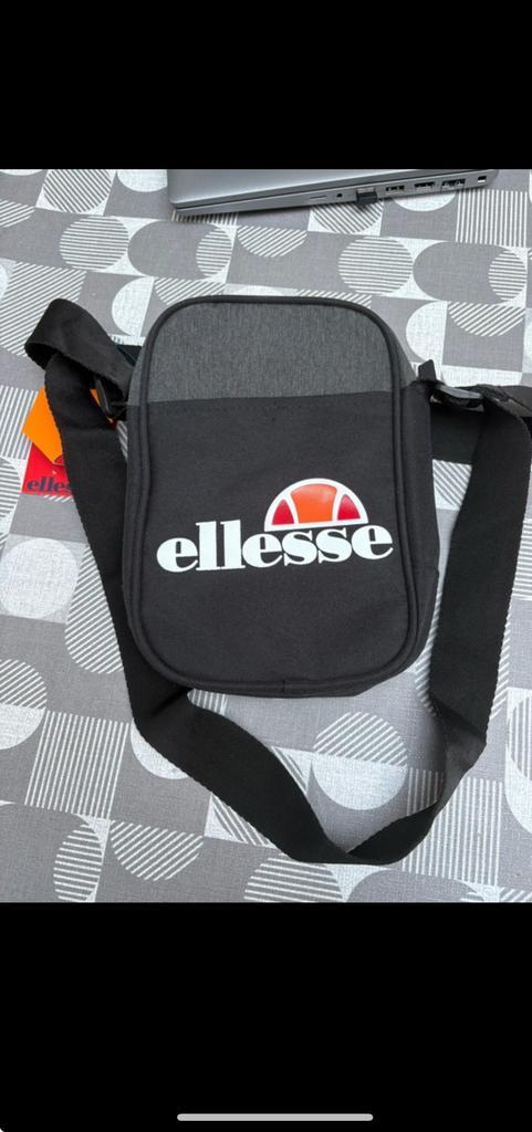Sacoche Ellesse originale – Neuve avec étiquette, Bijoux, Sacs & Beauté, Accessoires Autre, Neuf, Enlèvement